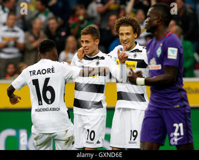 Mönchengladbach, Deutschland. 17. September 2016. Mönchengladbach Thorgan Hazard (2.v.l) jubelt nach seinem 1: 0-Tor mit Lars Stindl (L), Ibrahima Traore und Fabian Johnson (R) während der Bundesliga-match zwischen Borussia Moenchengladbach und Werder Bremen im Borussia-Park-Stadion in Mönchengladbach, Deutschland, 17. September 2016. Foto: ROLAND WEIHRAUCH/Dpa (EMBARGO Bedingungen - Achtung - aufgrund der Akkreditierungsrichtlinien der DFL nur erlaubt die Veröffentlichung und Nutzung von bis zu 15 Bilder pro im Internet und in Online-Medien während des Spiels Match) / Dpa/Alamy Live News Stockfoto