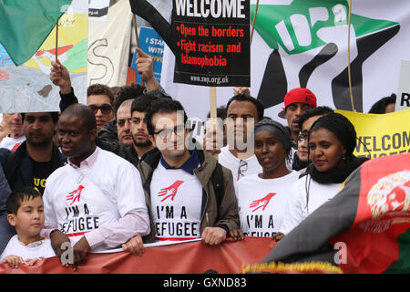 LONDON, UK - 17.September: Tausende von Menschen Marsch durch London zur Solidarität mit Flüchtlingen am 1. 7. September 2016. Der Marsch vom Hyde Park, Parliament Square folgt Berichte über die vielen Menschen verloren ihr Leben, darunter einen kleiner Junge Aylan Kurdi aus ihren Krieg zerrissenen Ländern für die Sicherheit in Europa zu fliehen versucht. Letztes Jahr stimmte die Regierung, 20.000 syrische Flüchtlinge neu anzusiedeln. Bildnachweis: David Mbiyu/Alamy Live-Nachrichten Stockfoto