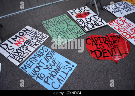 New York, USA. 16. September 2016. Meldet sich bei Zuccotti Park in Lower Manhattan des fünften Jahrestages der Occupy Wall Street Bewegung helfen. Bildnachweis: Christopher Penler/Alamy Live-Nachrichten Stockfoto