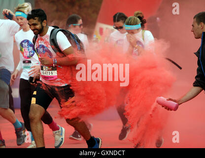 Brighton, UK. 17. September 2016. Läufer genießen die Farbe laufen, Madeira Drive, Brighton, UK Credit: Malcolm Greig/Alamy Live News Stockfoto