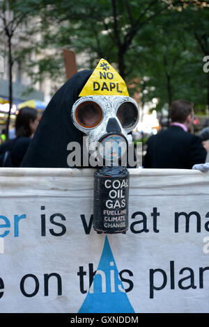 New York, USA. 16. September 2016. Demonstranten im Zuccotti Park in Lower Manhattan, des fünften Jahrestages der Occupy Wall Street Bewegung zu helfen. Bildnachweis: Christopher Penler/Alamy Live-Nachrichten Stockfoto