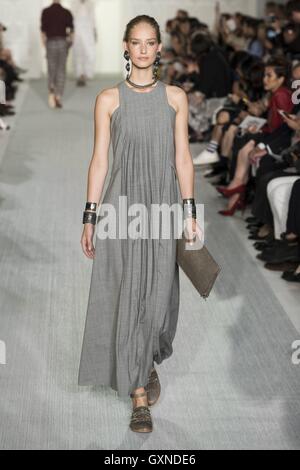 London, Vereinigtes Königreich von Großbritannien und Nordirland. 16. Sep, 2016. DAKS-Catwalk in London Fashion Woche SS17, LFW SS17. London 16.09.2016 | Nutzung weltweit © Dpa/Alamy Live-Nachrichten Stockfoto