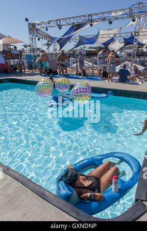 Delmar, CA, USA. 16. Sep, 2016. KAABOO ist drei Tage Spaß, mit fast 40 Stunden vollgepackt mit Erinnerungen und all das Zeug zu einer gemütlichen Veranstaltung hat. Sie hatten viel Schatten und Sitzgelegenheiten, die Toiletten waren sauber, klimatisiert und mit flushable Toiletten (keine Porta-Töpfchen), und es gab kein Schmutz, Staub oder Schlamm durch kämpfen, nur um eine gute Zeit haben. Für gewisse Gast gab es sogar ein Pool zu faulenzen. Gab es Gourmet-Essen, exorbitante Preise und alles, was, die man von einem dreitägigen Festival erwarten würde. Hier einer der Bereiche, um zu entspannen und einige großartige Musik (Cred anhören Stockfoto