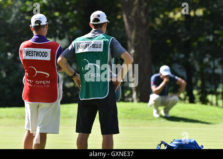 Monza, Italien. 17. September 2016.  Lee WESTWOOD und Rafa CABRERA BELLO Caddy im 73 Golf italienischen Open 2016. Bildnachweis: Federico Rostagno/Alamy Live-Nachrichten Stockfoto