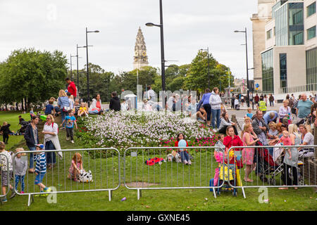 Cardiff, Wales, UK. 17. September 2016. Tausende von Menschen versammelten sich zu der "City of the Unexpected" Roald Dahl Feier in Cardiff, Wales heute. Die Veranstaltung wurde organisiert, um den hundertsten Jahrestag des Roald Dahls Geburt zu feiern. Einen riesigen Pfirsich, reiste durch die Stadt, Georges wunderbare Medizin entstand und die berühmte steinernen Kreaturen auf den Burgmauern wurden für das Ereignis umgewandelt. Bildnachweis: Chris Stevenson/Alamy Live-Nachrichten Stockfoto