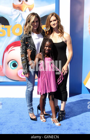 Los Angeles, CA, USA. September 2016. 17. September 2016: Jillian Michaels mit der Partnerin Heidi Rhoades und der Tochter Lukens Michaels Rhoades. Storks Los Angeles Premiere im Regency Village Theatre in Los Angeles. Foto: AdMedia Credit: AdMedia/Alamy Live News Stockfoto