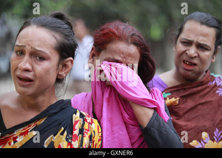 Dhaka, Bangladesch. 17. September 2016. Ein Bangladeshi Transgender weint während einer Protestaktion gegen die jüngste Tötung ihres Führers Haider Ali Koli, 40, die bei einem Angriff im Batchar Village in Jamalpur frühen Donnerstag erstochen wurde. © Suvra Kanti Das/ZUMA Draht/Alamy Live-Nachrichten Stockfoto