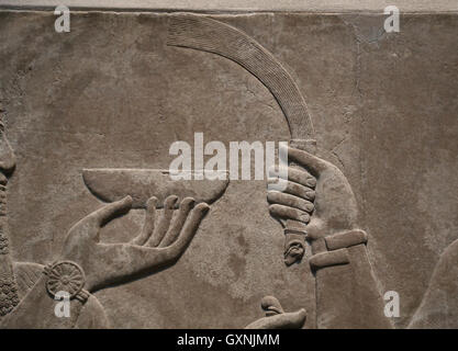 Relief-König Ashurnasirpal II mit zeremoniellen Schüssel. 883-859 v. Chr. neuassyrischen. Herrschaft von Ashurnasirpal. Nimrud. Mesopotamien. Stockfoto