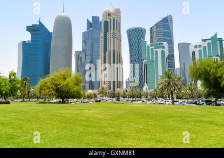 Skyline von West Bay Finanzviertel in Doha, Katar, vom grünen Sheraton park Stockfoto