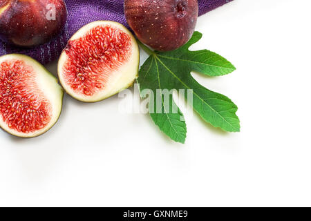 Frische reife schwarze Feigen mit Feigenblatt isoliert auf weißem Hintergrund Stockfoto