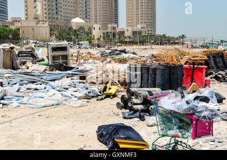 Müll am Strand im Bankenviertel von West Bay, Doha, Katar Stockfoto