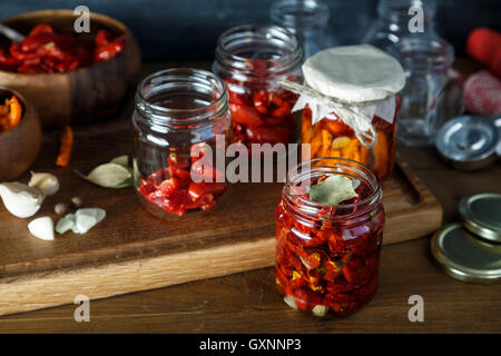 Getrocknete Tomaten mit Kräutern und Olivenöl in Glas Stockfoto