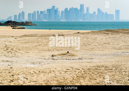 Bau der künstlichen Insel The Pearl Qatar mit West Bay Finanzviertel im Hintergrund Stockfoto