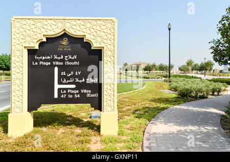 Wegweiser in den neuen Bezirken von The Pearl-Qatar in Doha Stockfoto