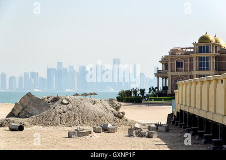 Bau der künstlichen Insel und neue Villen auf The Pearl Qatar mit West Bay Finanzviertel im Hintergrund Stockfoto