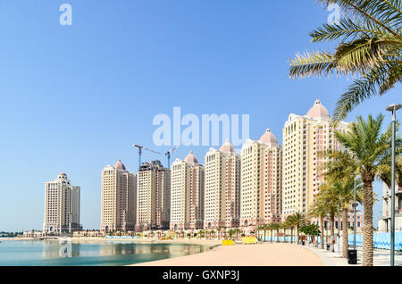 Viva Bahriya, Bau der neuen Wohntürme auf der künstlichen Insel The Pearl-Katar Stockfoto