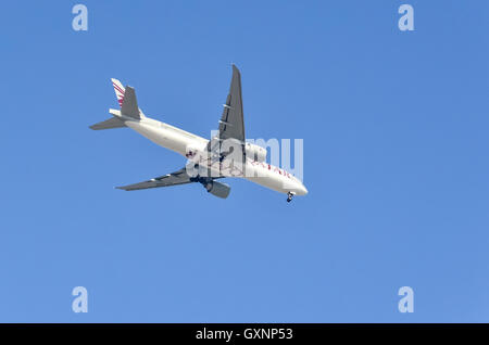 Boeing-Flugzeuge der Qatar Airways (Boeing 777-2DZ(LR)) in den blauen Himmel von Doha Stockfoto