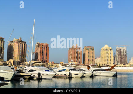 Die Pearl Qatar und Yachten und Boote in der Marina Stockfoto