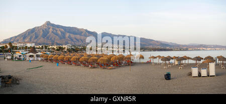 Strand von Puerto Banus, Marbella, La Concha Berg im Hintergrund. Sonnenuntergang. Andalusien, Costa Del Sol, Spanien. Stockfoto