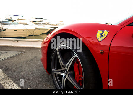 Ferrari 458 Italia parkte vor einer Yacht in Puerto Banus, Marbella, Spanien. Stockfoto