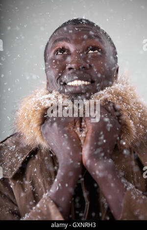 Schwarzer Mann im winter Stockfoto