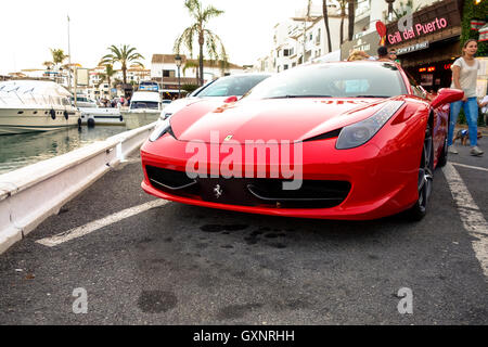 Ferrari 458 Italia geparkt im Luxus Yachthafen Puerto Banus, Marbella, Spanien. Stockfoto