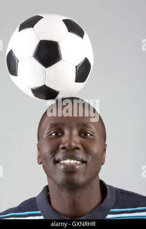 Ausgleichende Fußball Stockfoto
