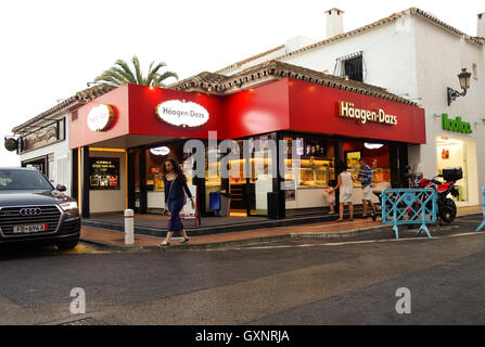 Häagen Dazs Eisdiele in Puerto Banus, Marbella Spanien aufbewahren. Stockfoto