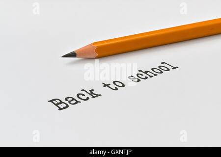 Text Back To School und gelben Bleistift auf hellem Hintergrund Stockfoto