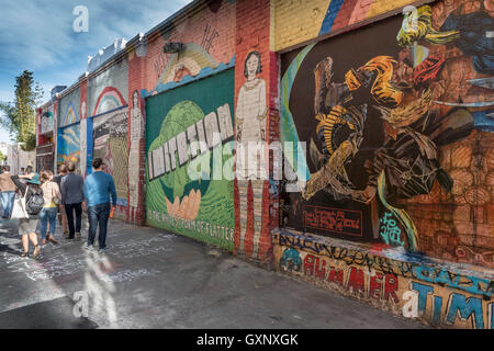 Das Clarion Gasse zwischen Mission und Valencia Street, Mission District, San Francisco, CA, USA mit Wandmalerei und Graffiti-Kunst. Stockfoto