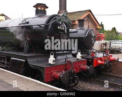 Dampflokomotiven 4936 und 5542 warten an Bishops Lydeard Bahnhof in Somerset West Somerset Railway Stockfoto