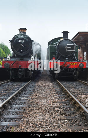 Dampflokomotiven 4936 und 5542 warten an Bishops Lydeard Bahnhof in Somerset West Somerset Railway Stockfoto