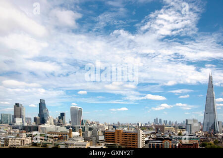 London, 12. September 2016: die Skyline der City of London, Blick nach Osten vom Südufer aus gesehen. Stockfoto