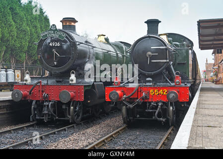 Dampflokomotiven 4936 und 5542 warten an Bishops Lydeard Bahnhof in Somerset West Somerset Railway Stockfoto