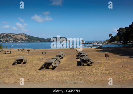 Picknicktische draußen das Visitor Center auf Angel Island, Kalifornien. Stockfoto