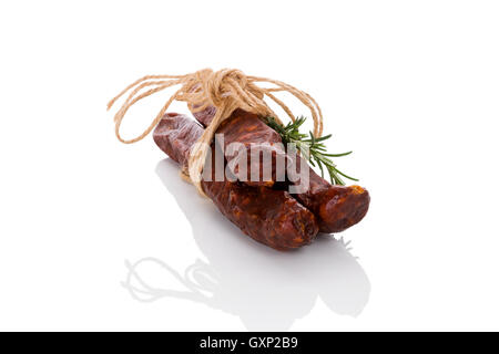 Traditionelle Fleisch Wurst Hintergrund. Würstchen, isoliert auf weißem Hintergrund. Kulinarischen Fleisch zu essen. Stockfoto