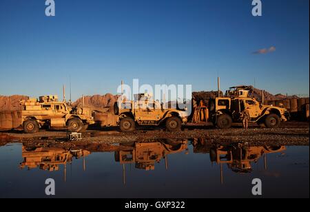 US Marine Corps Mine-resistente Hinterhalt geschützt MRAP Fahrzeuge nach bestandener Kontrolle während der Operation Enduring Freedom am Combat Outpost 17. Dezember 2012 in jetzt Zad, Provinz Helmand, Afghanistan. Stockfoto