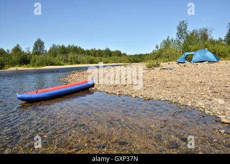 Boot und Zelt am Ufer des Flusses. Tourismus im Nationalpark "Yugyd VA' im nördlichen Ural. Stockfoto