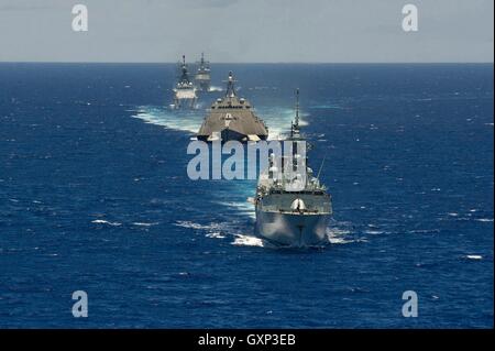 Royal Canadian Navy Halifix-Klasse Fregatte dampft HMCS Calgary in engen Formation beim Transit bis zum Rand der pazifischen Übung 27. Juni 2016 in den Pazifischen Ozean. Stockfoto