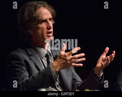 Regisseur Jay Roach beschreibt seinen neuen HBO-Film ganz nach einer speziellen Vorschau-Vorführung bei der LBJ Presidential Library 11. Mai 2016 in Austin, Texas. Stockfoto