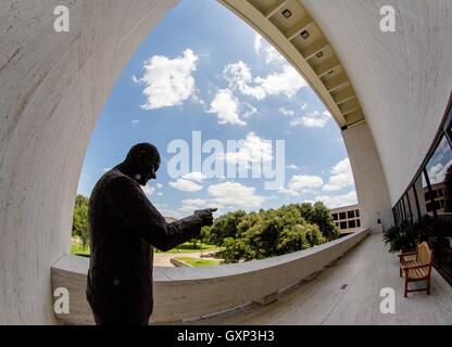 Eine lebensgroße Bronzestatue des ehemaligen US-Präsidenten Lyndon B. Johnson steht und weist im Flur der Outdoor-Skulpturengarten auf der LBJ Presidential Library 14. Juli 2016 in Austin, Texas. Stockfoto