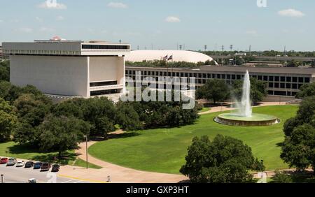 Erhöhten Blick auf die vor dem Eingang und Begründung der LBJ Presidential Library 28. August 2016 in Austin, Texas. Stockfoto