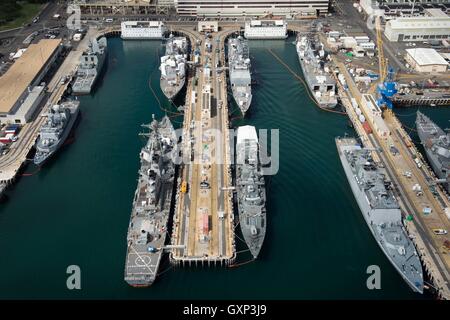 Eine Luftaufnahme von USN Schiffe festgemacht an gemeinsame Basis Pearl Harbor-HIckam 6. Juli 2016 in der Nähe von Honolulu, Hawaii in Vorbereitung auf den Rand der pazifischen Übung. RIMPAC Übungen sind vom 30. Juni 2016 bis 4. August 2016 im Pazifischen Ozean statt. Stockfoto