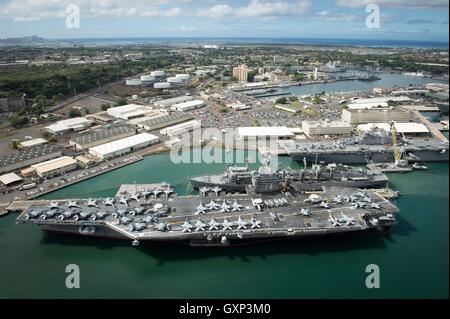 Eine Luftaufnahme von USN Nimitz-Klasse-Flugzeugträger USS John C. Stennis vertäut am gemeinsamen Basis Pearl Harbor-Hickam 8. April 2016 in der Nähe von Honolulu, Hawaii in Vorbereitung auf den Rand der pazifischen Übung. RIMPAC Übungen sind vom 30. Juni 2016 bis 4. August 2016 im Pazifischen Ozean statt. Stockfoto