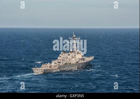 USN Arleigh Burke-Klasse geführte Flugkörper Zerstörer USS Curtis Wilbur während einer Patrouille Mission mit Carrier Strike Group fünf in der Indo-Asien-Pazifik-Region 7. Juli 2016 in das Südchinesische Meer. Stockfoto