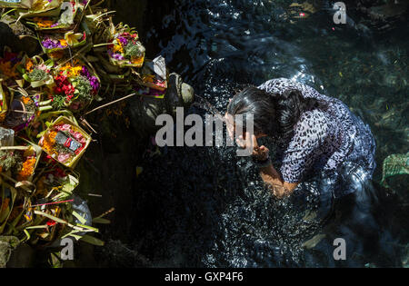 Tampak Zeugung, Bali, Indonesien, 10. September 2016: eine Frau, die sich zu waschen unter fließendem Wasser reinigen Stockfoto