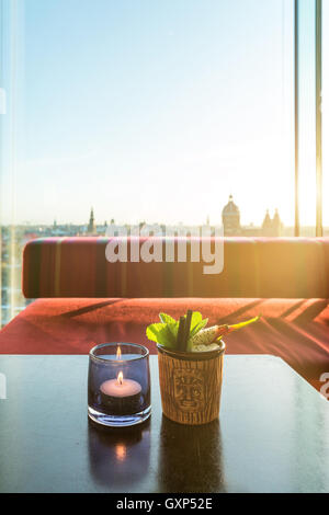 Tropische Früchte-Drachen-Frucht-Cocktail am Tisch in der Bar auf der Dachterrasse in Amsterdam, Niederlande. Stockfoto