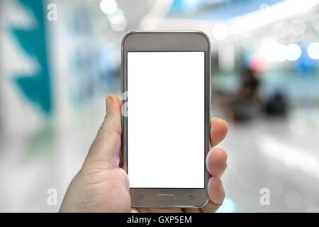 Hand-Touch-Screen auf dem Smartphone im Einkaufszentrum. Weißer Hintergrund auf Smartphone für Werbung verwenden. Stockfoto