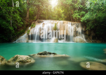 Erawan Wasserfall in Kanchanaburi in Thailand. Schöner Wasserfall in Thailand National Park Stockfoto