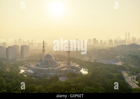 Luftaufnahme des Federal Territory Moschee während des Sonnenuntergangs. Federal Territory Moschee ist eine große Moschee in Kuala Lumpur, Malaysia Stockfoto